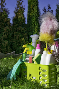 绿色清洁新趋势 专业保洁用品与自然背景的和谐统一